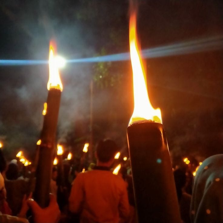 Manusia merayakan matimuda mereka dengan festival obor-obor Gemintang ...