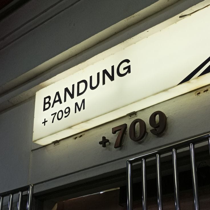 Sebuah Puisi untuk Meromantisasi Bandung