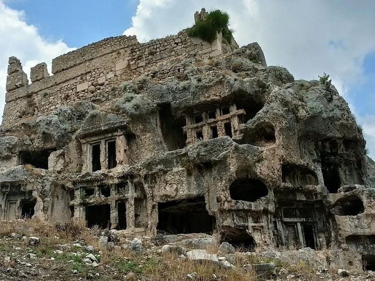 Kadınların Uçurumdan Aşağı Attıkları Kahraman