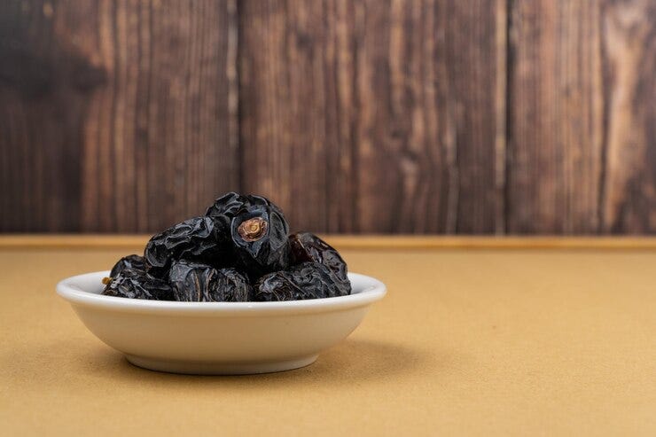 What are the fitness advantages of Ajwa dates in the summer season?