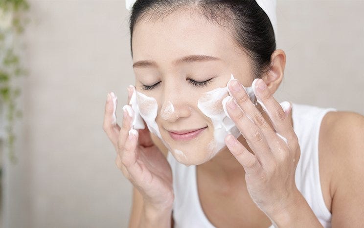 5 Pembersih Wajah yang Mampu Mencerahkan Wajah dan Meratakan Warna Kulitmu Terlaris 2019