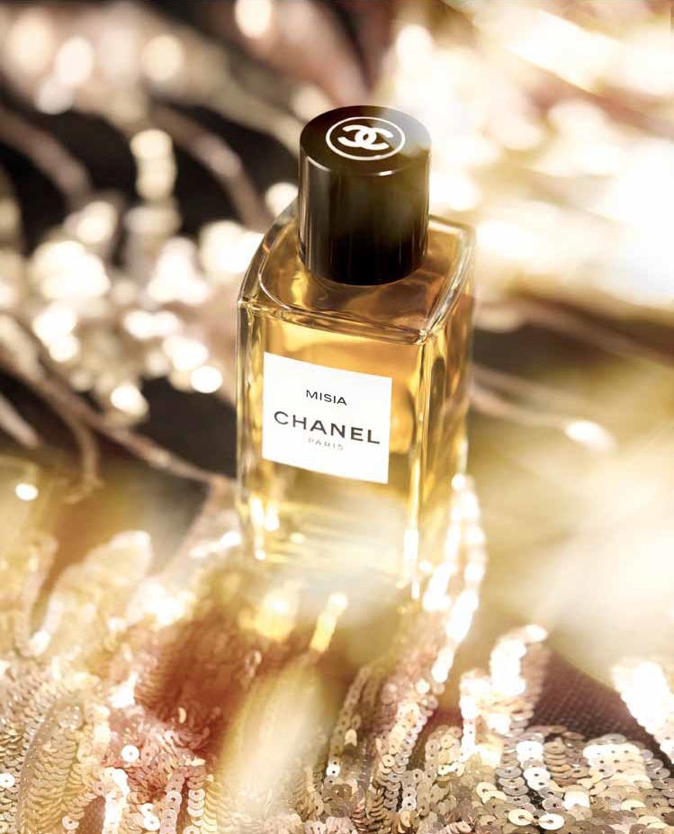 Misia de Chanel: Les exclusifs s'aventurent en terre poudrée. | by sophie  normand | Lancements Parfum | Medium