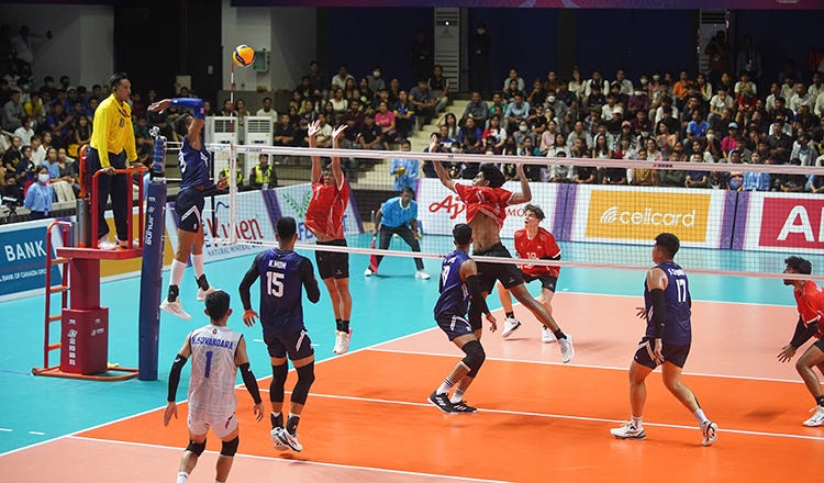 Kamboja saat tampil melawan Singapura pada penyisihan cabor bola voli putra SEA Games 2023. Yarn Soveit/Khmer Times