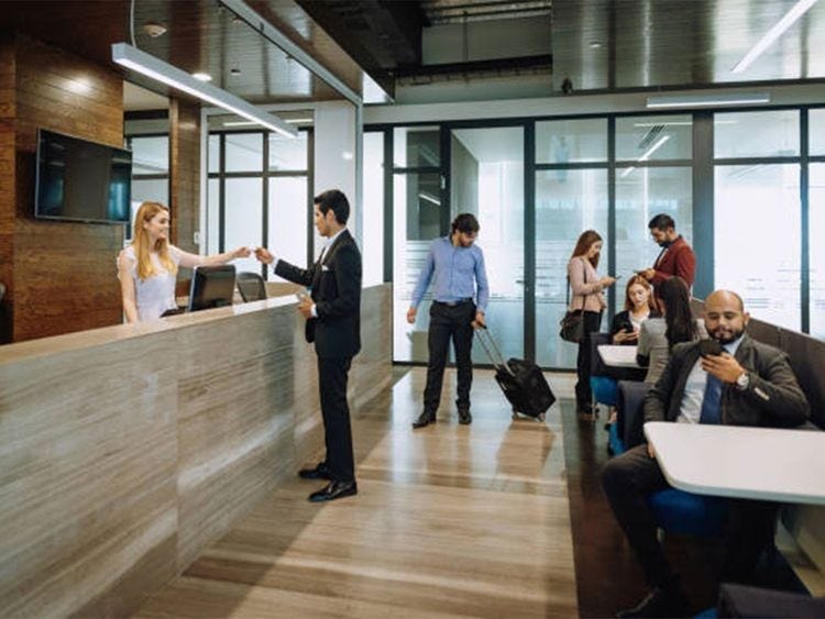 How does the hotel billing software manage group bookings and billing?