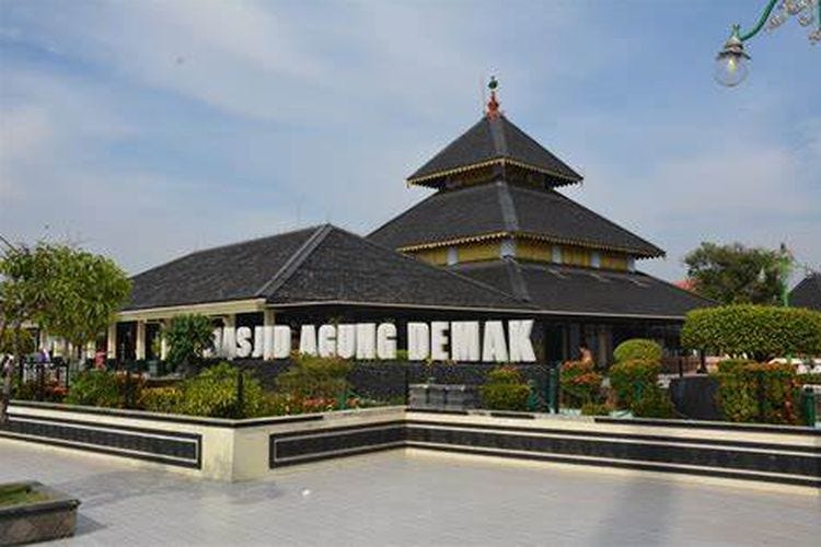 7 Wisata Religi di Indonesia yang Menarik dan Bersejarah | by Kukut