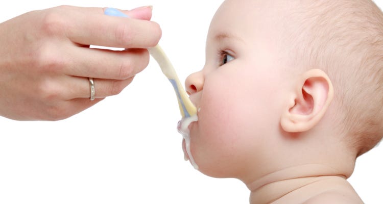 Experts suggest parents should stop spoon-feeding their babies