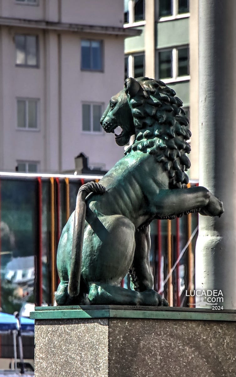 La statua di un leone nel porto di Bergen