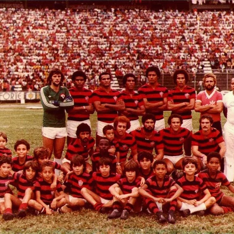 Gelson (standing, 1st from left) with Vitória