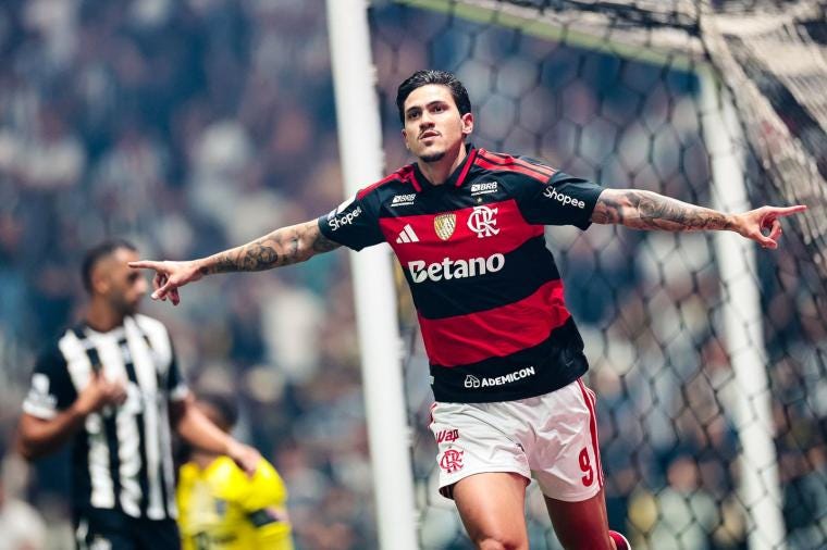 Flamengo atropela Atlético-MG fora de casa e encosta na liderança