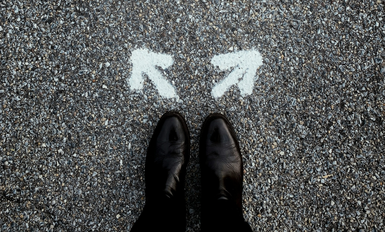 https://unsplash.com/photos/feet-on-asphalt-between-two-directional-arrows-PXB7yEM5LVs