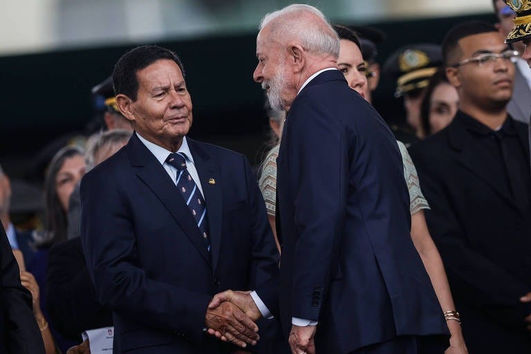 Lula cumprimenta Mourão em celebração do Dia do Exército