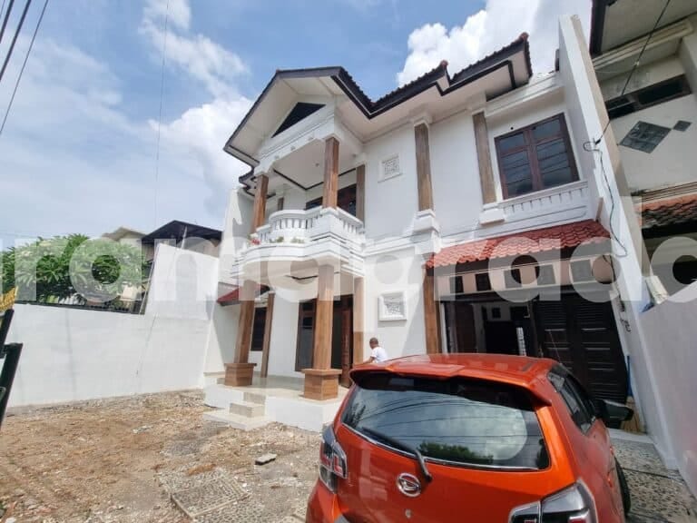 Sewa Min 3 Tahun Rumah Kosongan 2 Lantai 4+1 Kamar Parkir Luas Renon