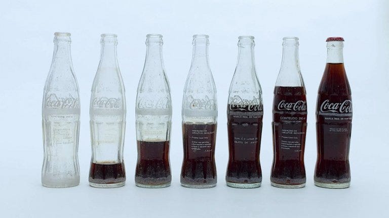 Fotografía del proyecto Coca-Cola de Cildo Meireles. Tomado de https://elojodelarte.com/tendencias/cildo-meireles-y-sus-inserciones-en-los-circuitos-ideologicos
