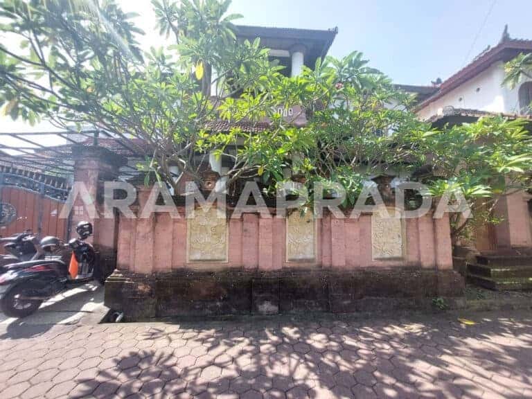 Jual Rumah Luas Style Bali Dekat Renon Sidakarya Kosongan 8 Kamar