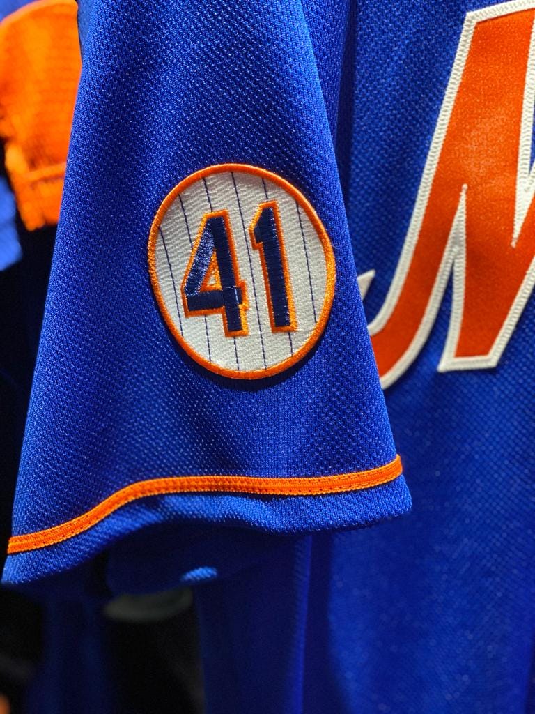 Mets honor Seaver with salute, jersey and dirt-smudged knee