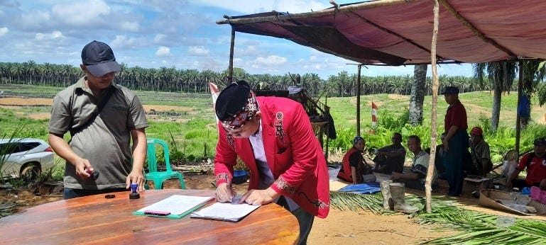 Pra Replanting, Regional 5 PTPN IV Lakukan Baremah Kearifan Lokal Suku Dayak Kalimantan…