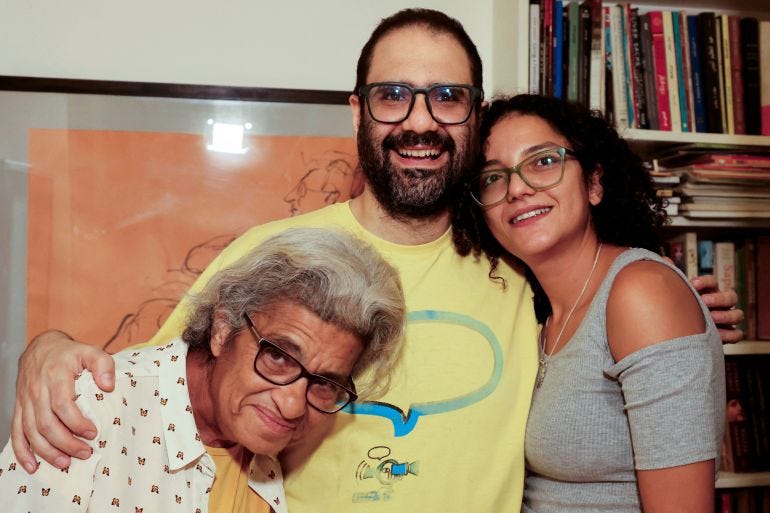 O ativista britânico-egípcio Alaa Abd el-Fattah, após ser libertado da prisão, ao lado de sua mãe, Laila Soueif, e irmã, Sanaa, em casa em Gizé, Egito, em 23 de setembro de 2025 — Foto: Mohamed Abd El Ghany/Reuters