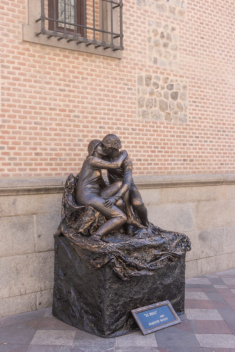 Living statues emulating the pose of Rodin???s famous sculpture ???The Kiss??? (???El Beso in Spanish).