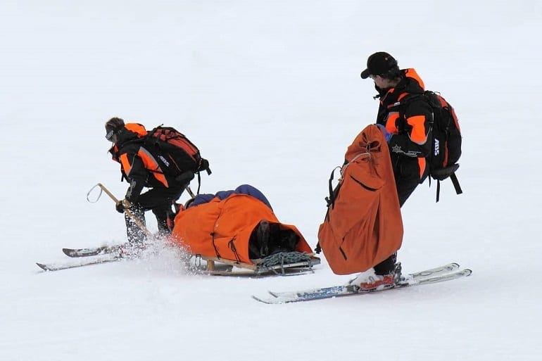 Achtung Sportverletzung: Was du beim Skifahren, Langlaufen und Snowboarden  beachten solltest | by Sarah Rohmann | Medium