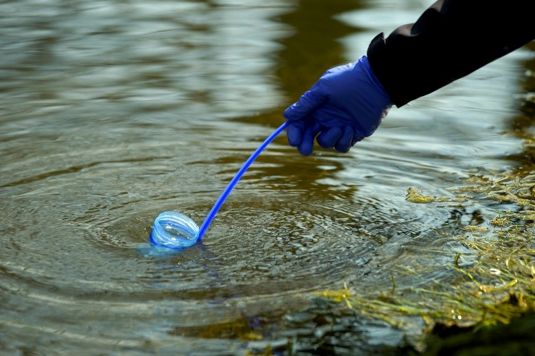 Water sampling for eDNA analysis. Source: https://www.tereo-eren.fr/a-decouverte-de-ladn-environnemental-spygen/