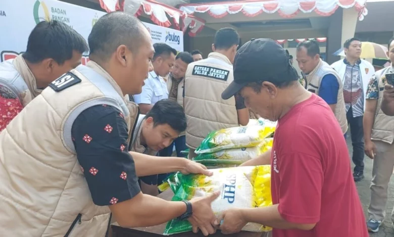 Warga Antusias Beli Beras Murah di Gerakan Pangan Murah Polda Jateng