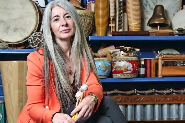 write the biography of evelyn glennie