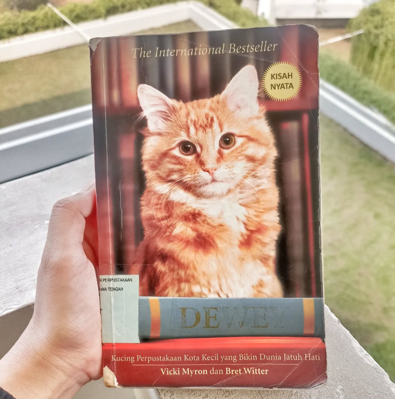 DEWEY Kucing Perpustakaan Kota Kecil yang Bikin Dunia Jatuh Hati oleh Vicki Myron dan Bret Witter…