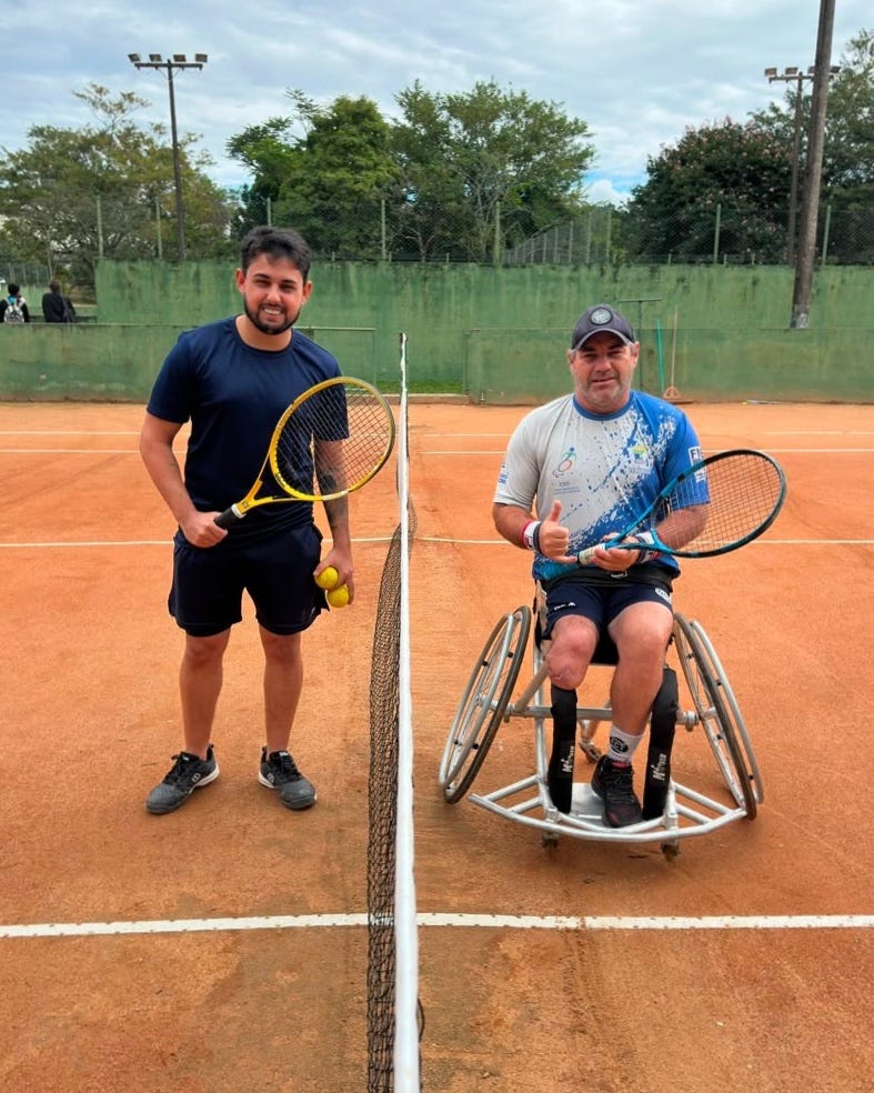 Inclusão no tênis: Matheus e Charles Teixeira disputam o torneio como iniciantes; categoria promoveu participação de paratleta andante. Foto: Guilherme Yamada