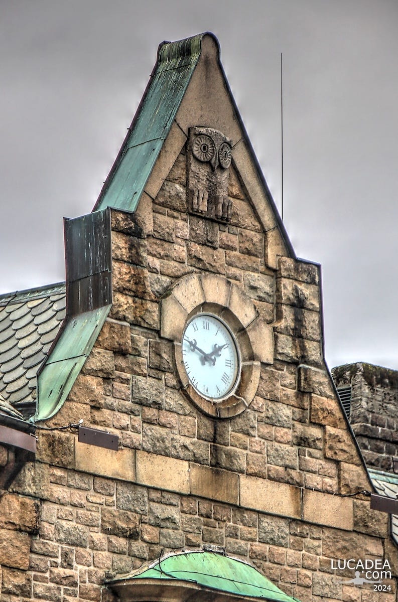 Un orologio su un palazzo di Alesund in Norvegia
