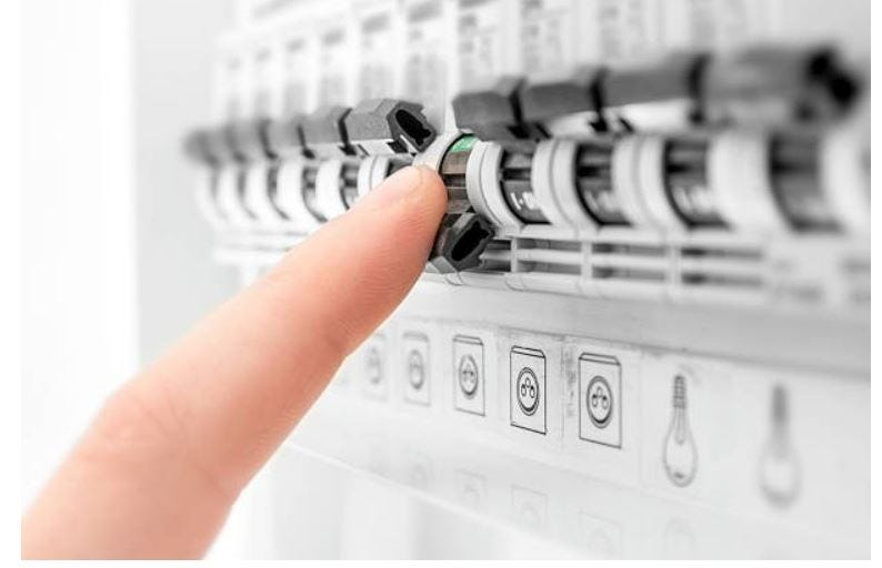 Circuit breaker design pattern in Microservices by Nikini Aloka Medium