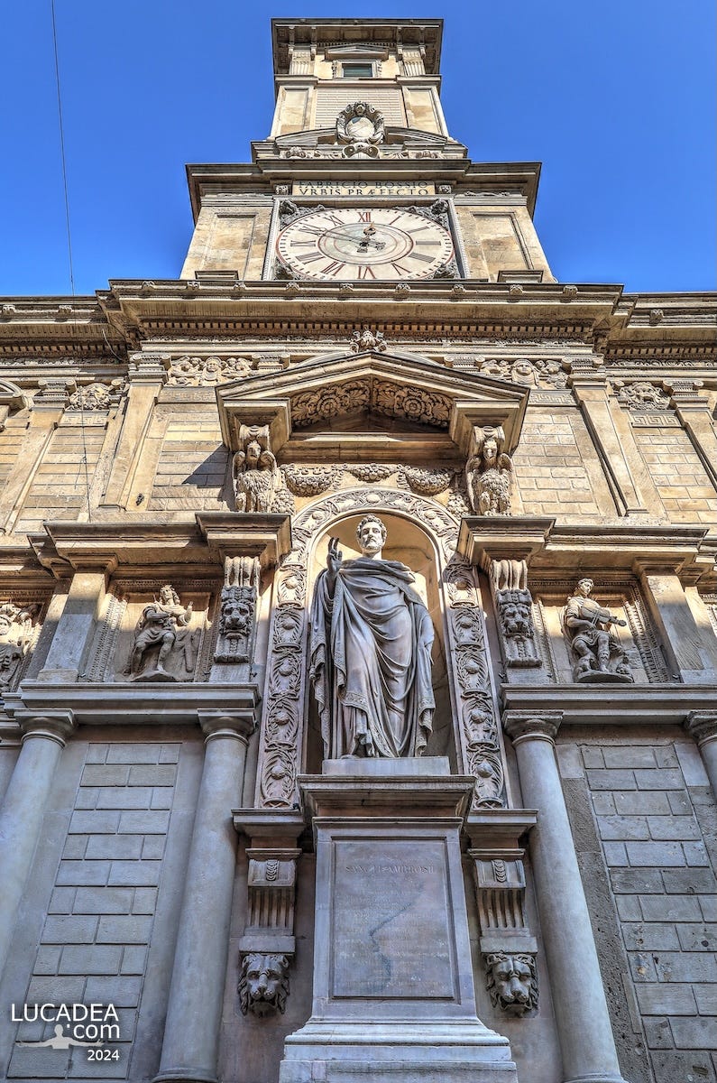 La facciata di Palazzo Giureconsulti a Milano