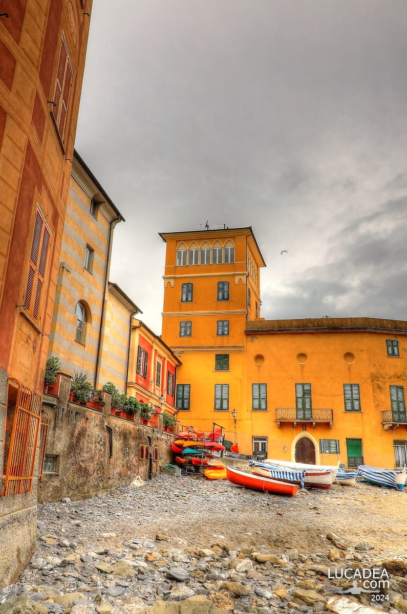 Palazzo Vallaro e la sua torre in Baia del Silenzio
