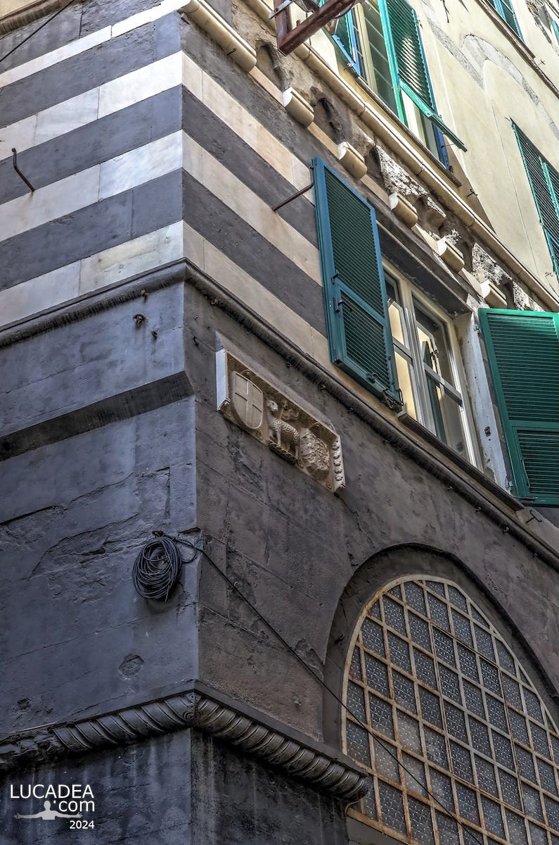 Elementi decorativi di un palazzoin via Luccoli