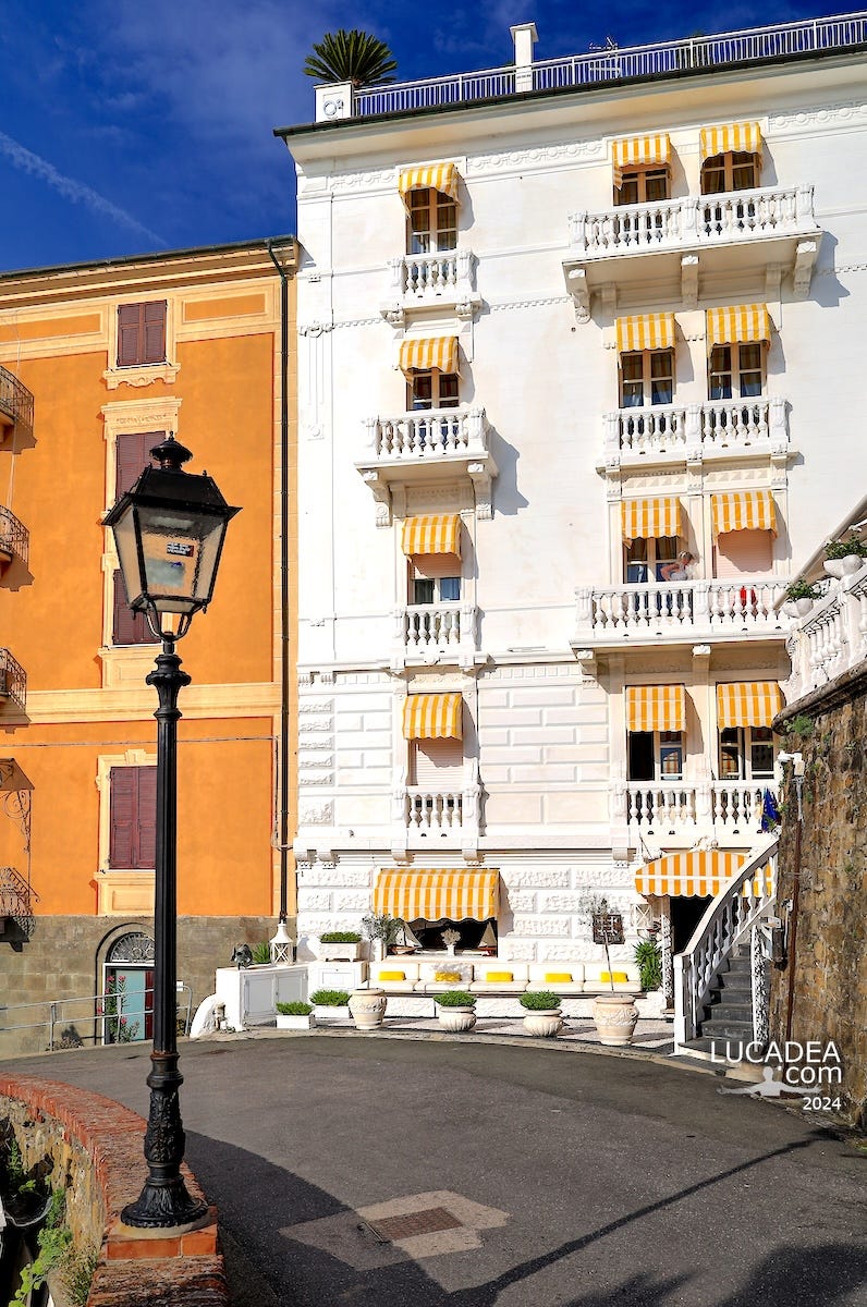 I colori caldi della facciata dell’hotel Helvetia