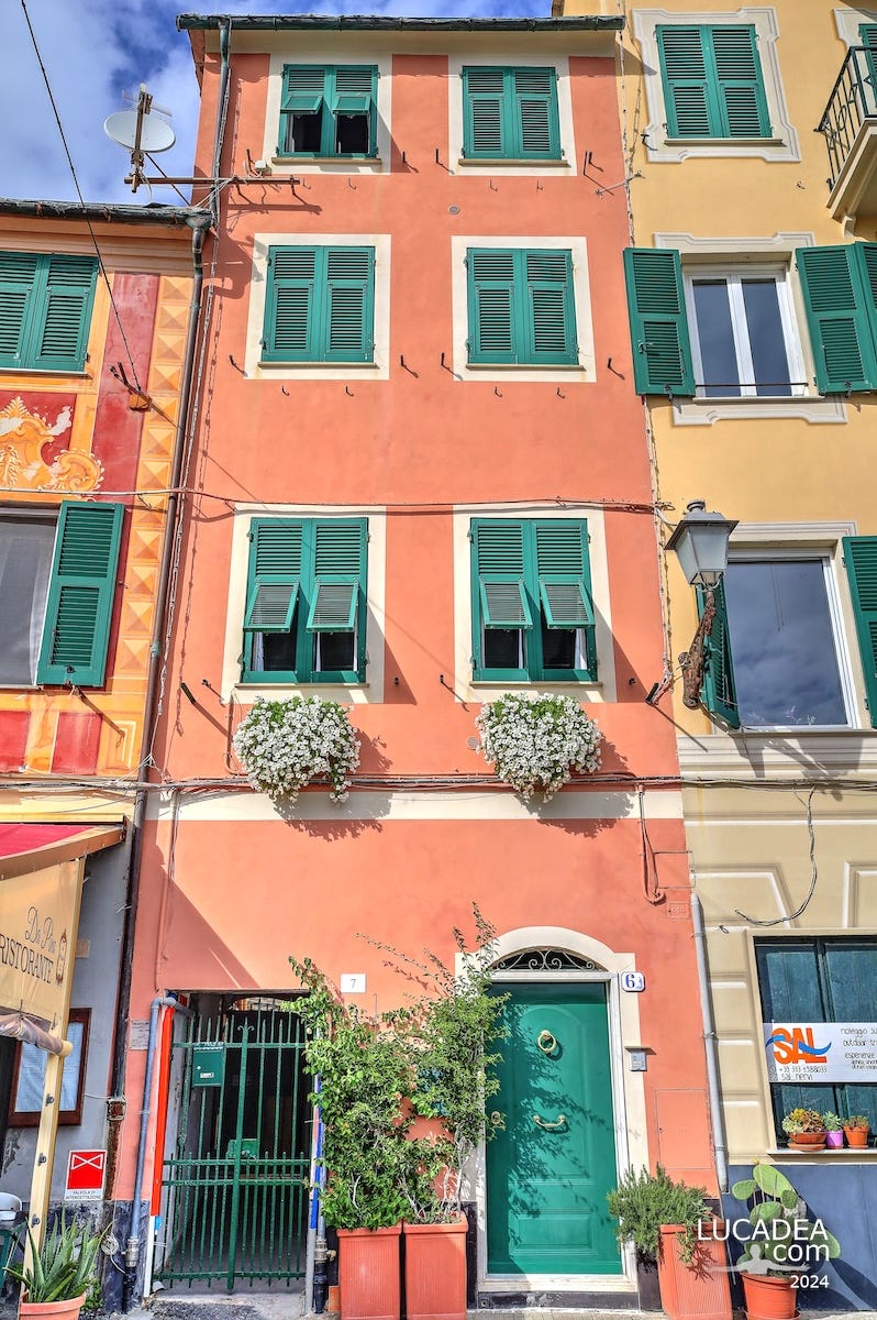 Un palazzo colorato nel porticciolo di Nervi