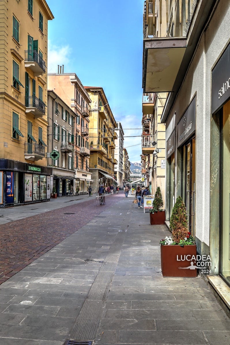 La vista del centrale Corso Cavour alla Spezia