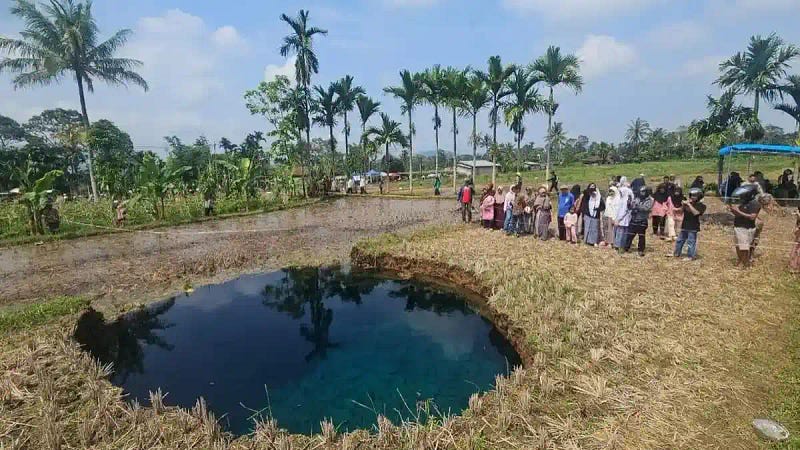 Air Sinkhole dan Harapan Kesembuhan: Antara Iman, Psikologi, dan Kekeliruan Logika