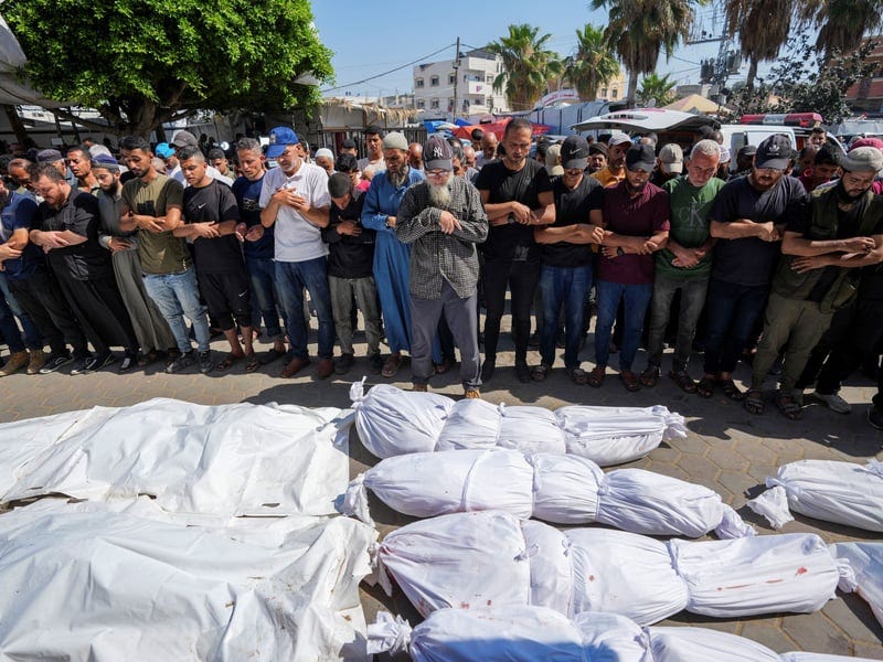 Palestinians mourn relatives killed in an Israeli strike on a U.N.-run school in the Nusseirat refugee camp, outside a hospital in Deir al Balah, Gaza Strip, 06/06/2024 (AP Photo/Abdel Kareem Hana)