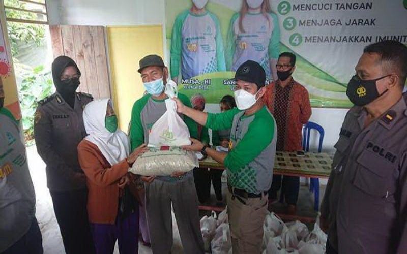 Percepat Penyaluran DD Pemdes Parit Baru Salurkan Bantuan PPKM Mikro Bagi 150 Kepala Keluarga