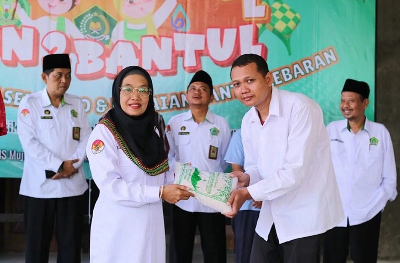 Kepedulian Sesama: Pemberian Santunan kepada GTT, PTT, dan Pekerja Masjid At Taawun MAN 2 Bantul