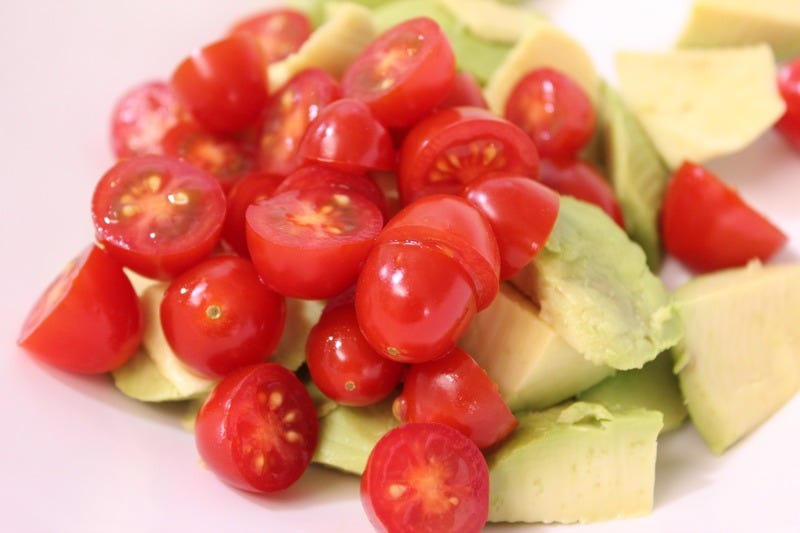 Salada de abacate com tomate e cebola