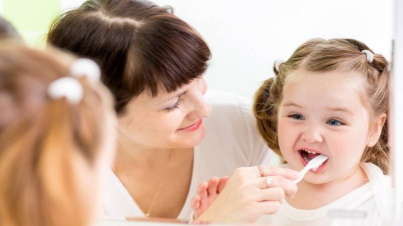 چه زمانی آموزش مسواک زدن به کودک را شروع کنیم؟
