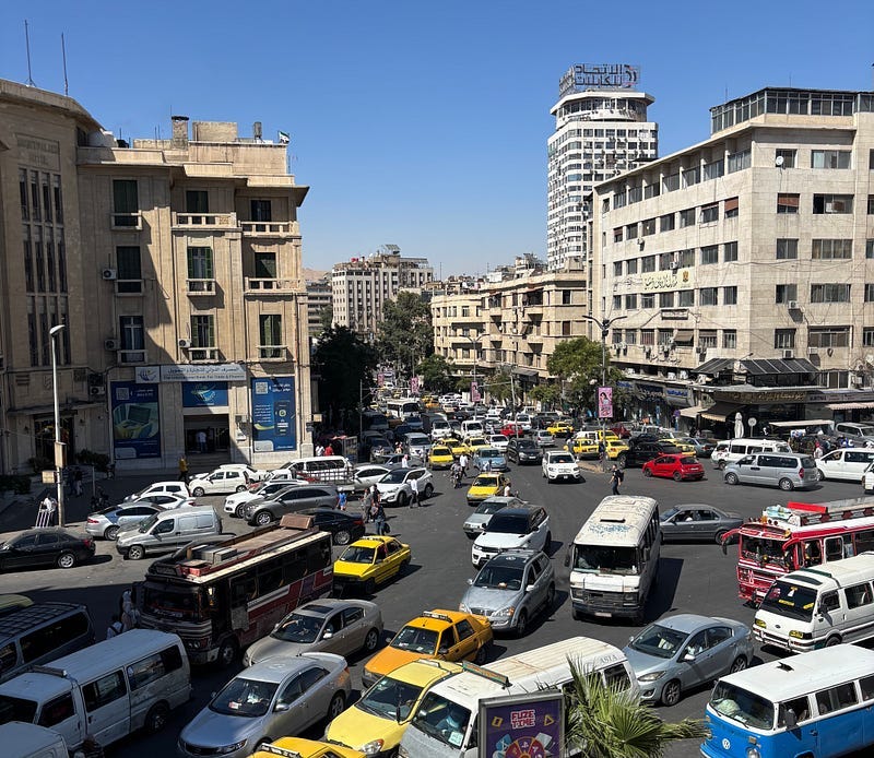 Hicaz Demiryolu İstasyonu’nun üst katından alınmış bir kare. Şam’ın şehir merkezinde araç trafiği yoğundu.
