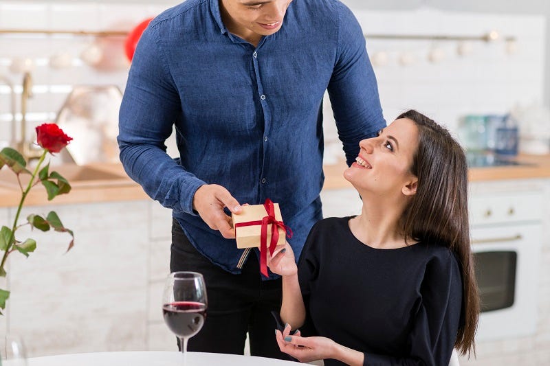10-romantic-anniversary-gift-ideas-to-celebrate-your-love-priya-mehta
