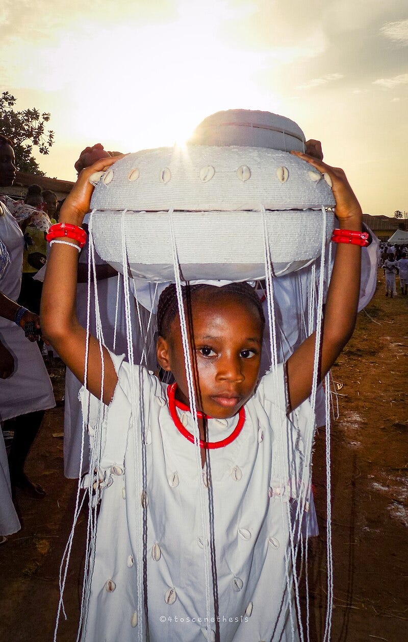An Arugba at the Osun-Osogbo festival (Image source- Wikimedia Commons)