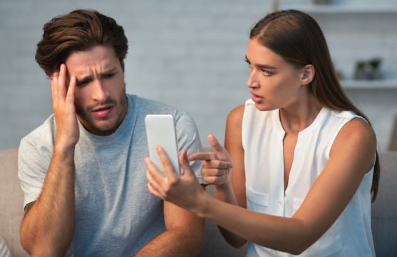 Cómo pillar si tu pareja te engaña: 10 métodos