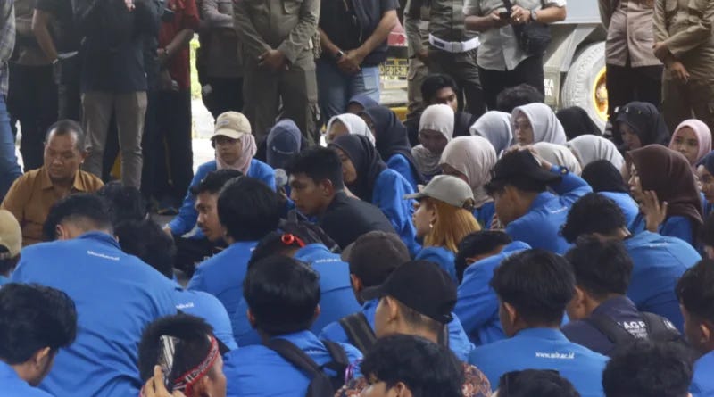 Pahlawan Kesiangan dan Ilusi Perubahan.