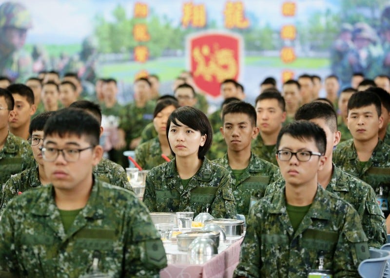 與社會脫節的陸軍. 蔡英文上任拔擢退役空軍上將馮世寬任國防部長,軍政副部長改以海軍上將調任,巡視部隊… | by Bryan Wu | Medium