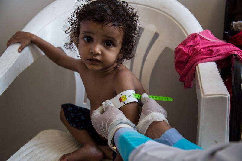 Før og etter: Rouida veide bare 6.5 kg når hun kom til klinikken i 2018. Nå veier hun 8 kg. Bilde: WFP