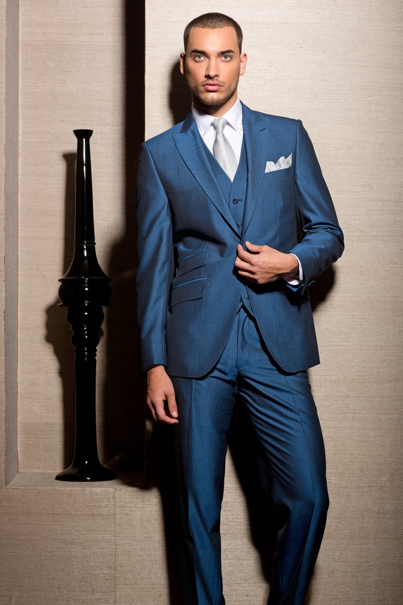 Tips on How to Wear Royal Blue Suits